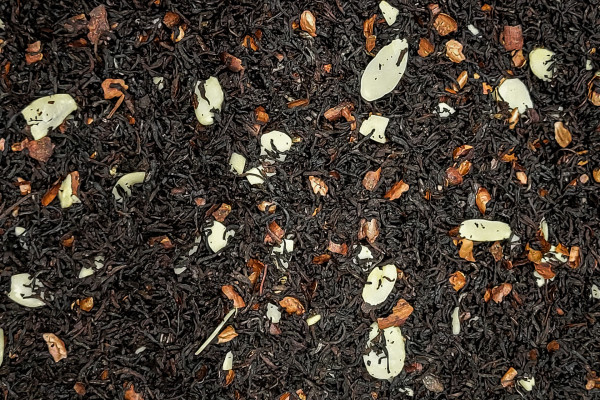 Schwarztee Marzipan Assam Schwarztee, Kakaoschalen, Mandelblättchen, Aroma-Öl