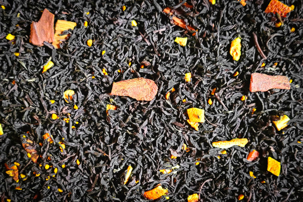 Schwarztee Halloween Trank Assam Schwarztee, Orangenschale, Kurkuma, Zimt, Aroma-Öl